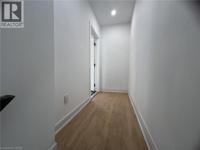 Photo du bâtiment - 804A ST CLAIR Avenue W Unit# 101