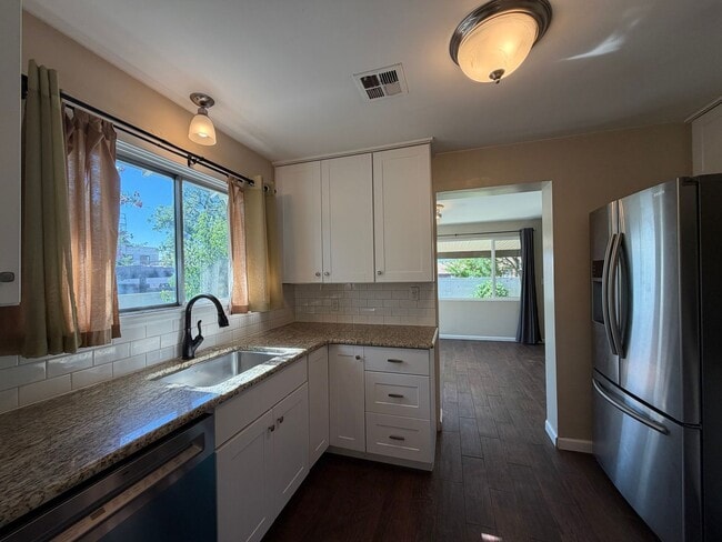 Building Photo - CHARMING HOME FOR RENT IN DOWNTOWN ST. GEORGE!