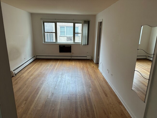 Building Photo - 420 W Aldine Ave