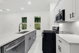 Building Photo - 9316 Waller St