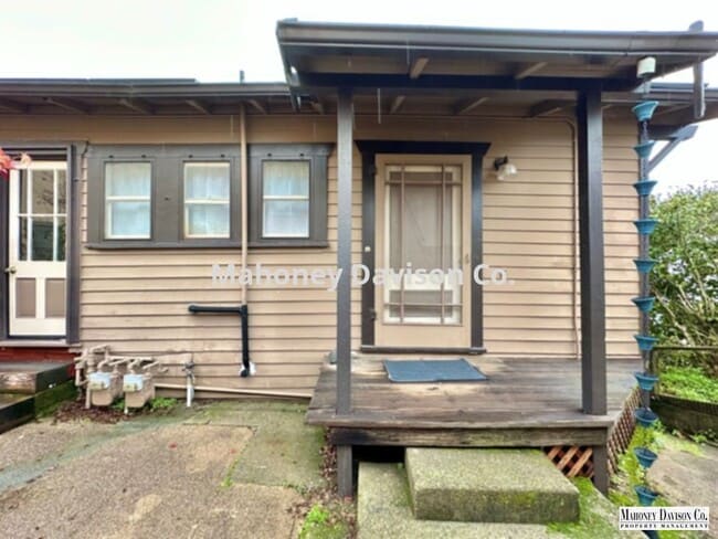 Building Photo - Charming refurbished 1 bdrm/1 bath cottage...