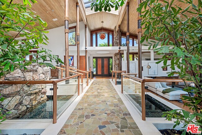 Building Photo - 1160 Shadow Hill Way