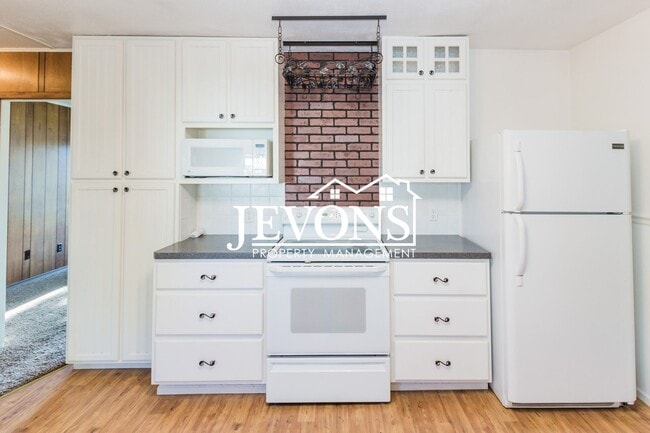 Building Photo - Coming soon - 2 bedroom and 1 bathroom property in the heart of Yakima