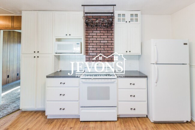 Foto del edificio - Jevons Property Management Presents this 2 bedroom and 1 bathroom property in the heart of Yakima