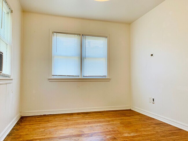 Building Photo - MOVE-IN SPECIAl: Charming 1BD 1BA Cottage ...