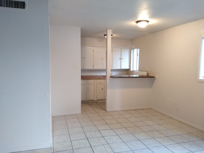 Foto del edificio - 8016 Meadowbrook Dr