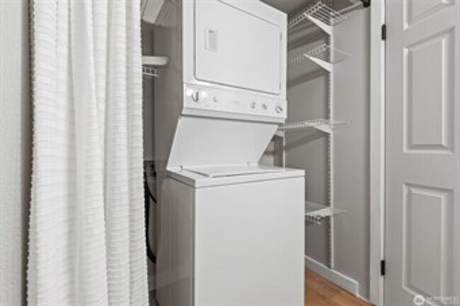 Foto del edificio - Modern 1-Bedroom Condo in Vibrant Greenwood Neighborhood