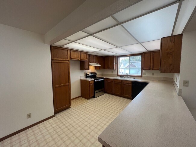 Foto del edificio - Large 2 Bedroom Hucrest Home! 1 Year Lease Required
