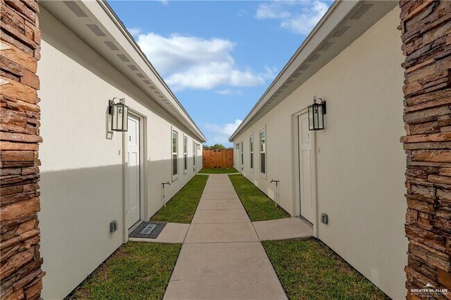 Building Photo - 5613 Notre Dame Ave