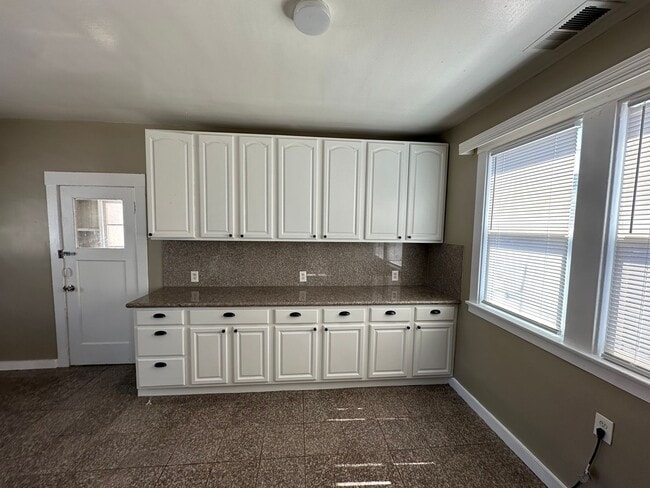 Building Photo - Rare 4BR Upstairs Gem – Light-Filled & Ove...