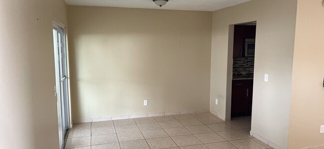 Building Photo - Townhouse in Carlyle Gardens