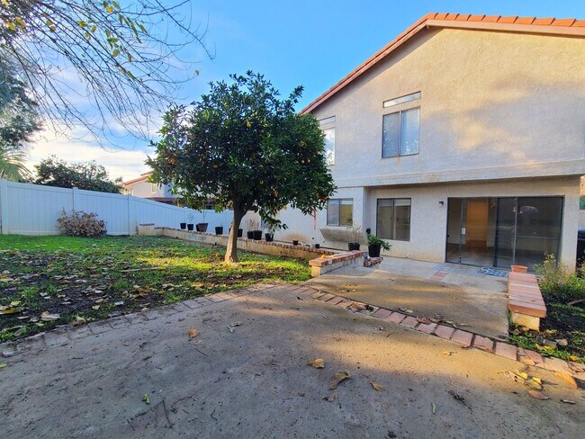 Foto del edificio - Spacious Two-Story 3-Bedroom Home in Redlands!