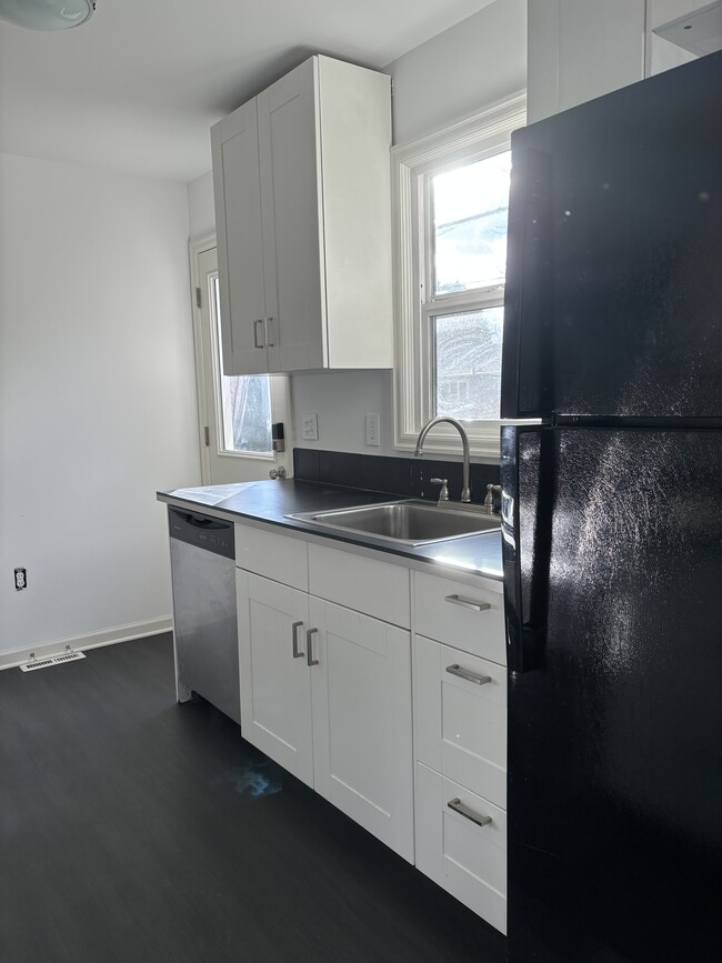 Kitchen facing South - 5510 NE Everett St