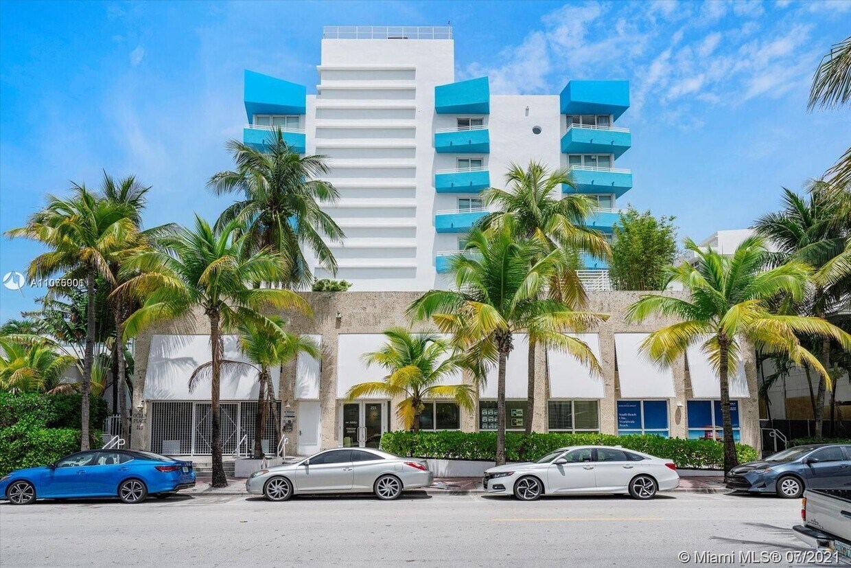 Primary Photo - 225 Collins Ave