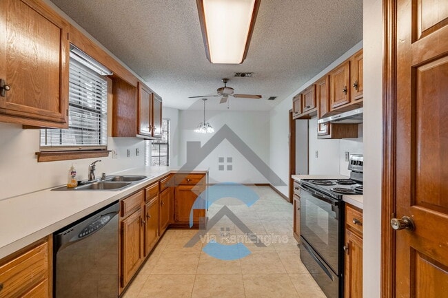 Foto del edificio - 801 Cedar Ridge Dr