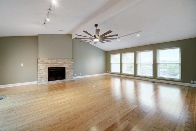Building Photo - 9305 Knoll Crest Loop