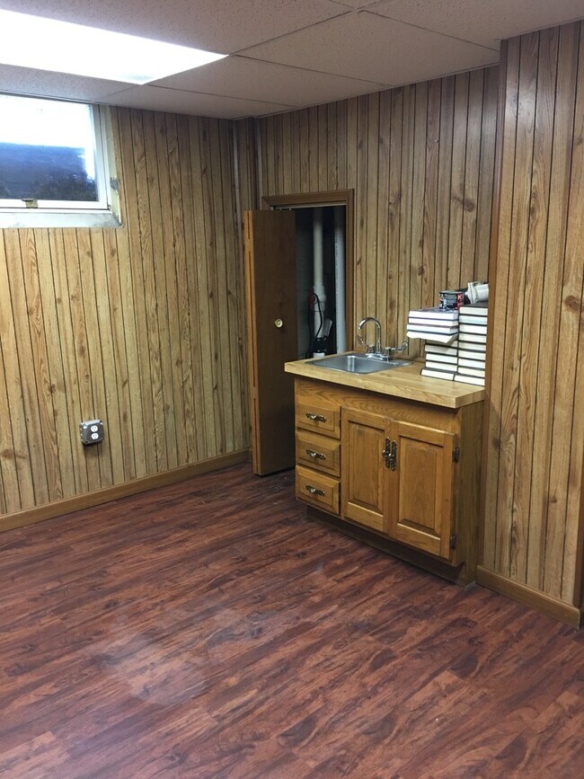 Building Photo - 926 Tibbetts Wick