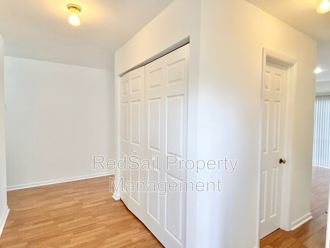 Building Photo - 701 Essex Park Dr