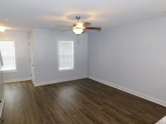 Building Photo - Like New Townhome!
