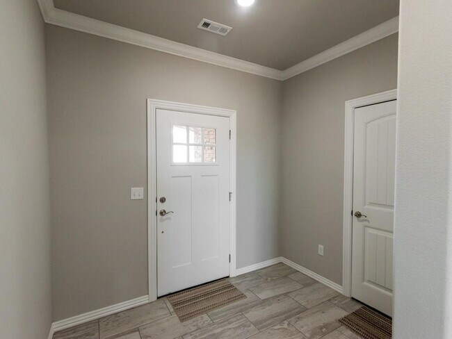 Building Photo - 1030 Lakeview Dr