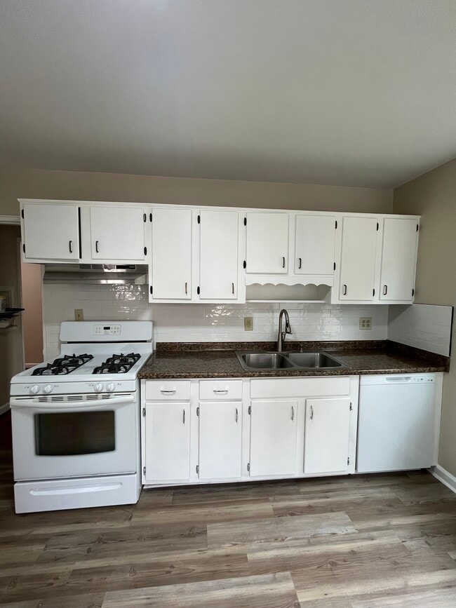Building Photo - 4023 Valley View Dr