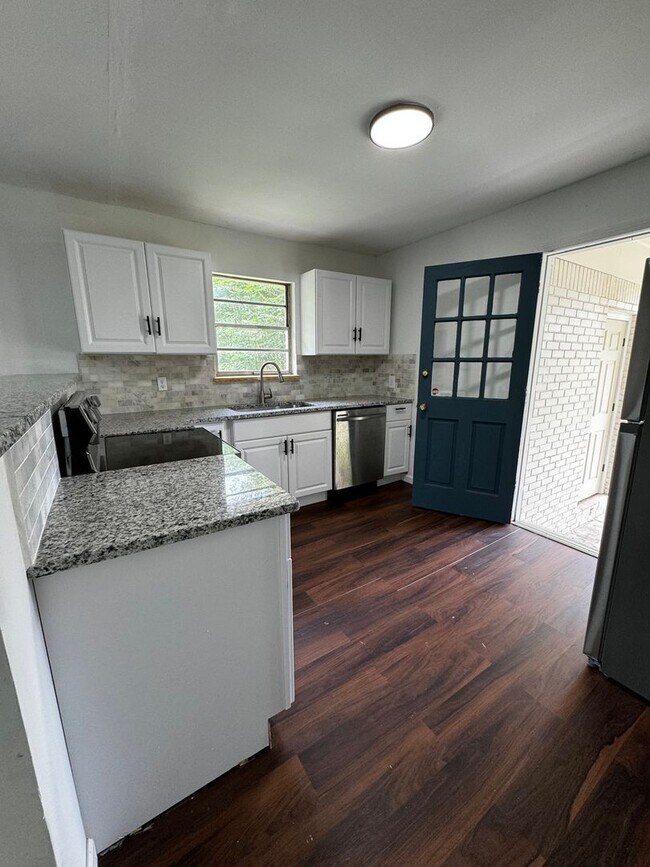 Foto del edificio - 3 Bedroom Single Family Home in Pleasant G...