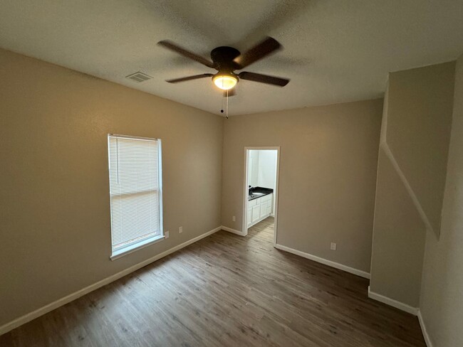 Building Photo - $1195- 3 bed 2 bath with upstairs bonus ro...