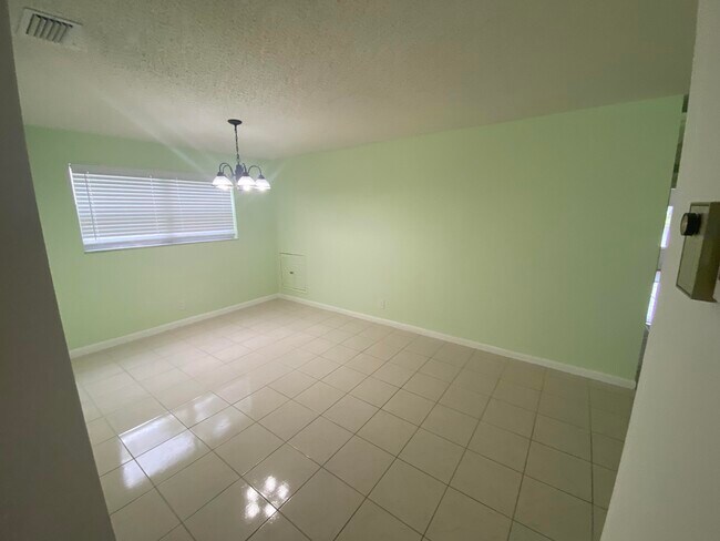 Building Photo - 127 Lake Rebecca Dr