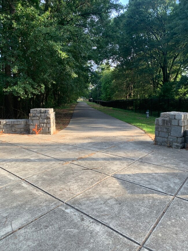 Building Photo - 240 Habersham Dr