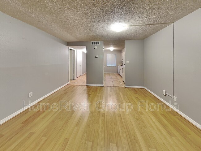 Foto del edificio - 7537 Pitch Pine Cir