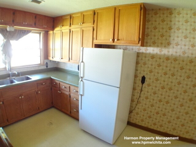 Building Photo - Large 3 Bed 1 Bath Home Located Near Mount...