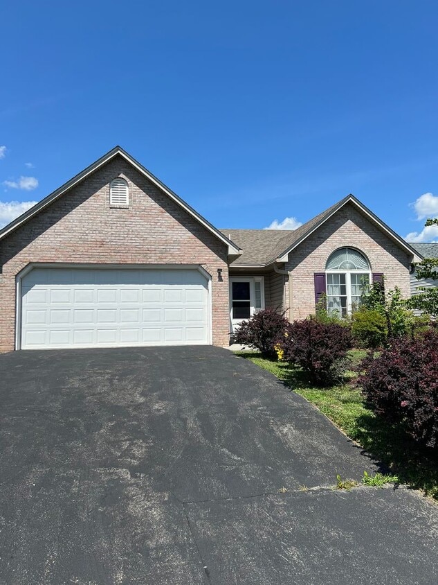 Primary Photo - Charming 3-Bedroom Ranch in Quiet NW Roano...