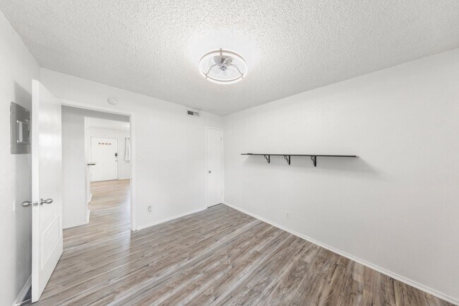 Foto del edificio - 2401 Manor Rd