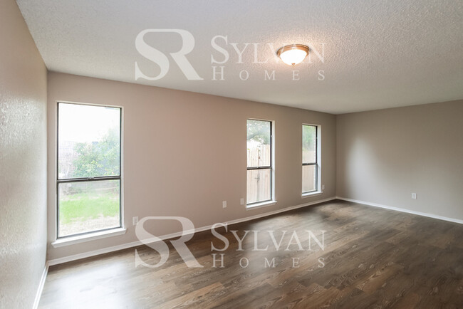 Foto del edificio - 2216 Hollybush Ln