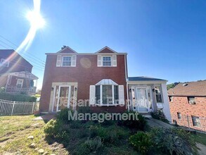 Building Photo - 1532 Greencrest Dr