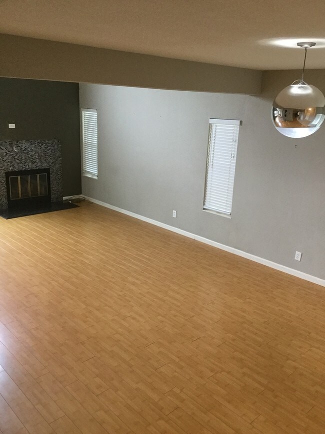 Building Photo - Beautiful 4 bedroom 2 1/2 bath home on Newark