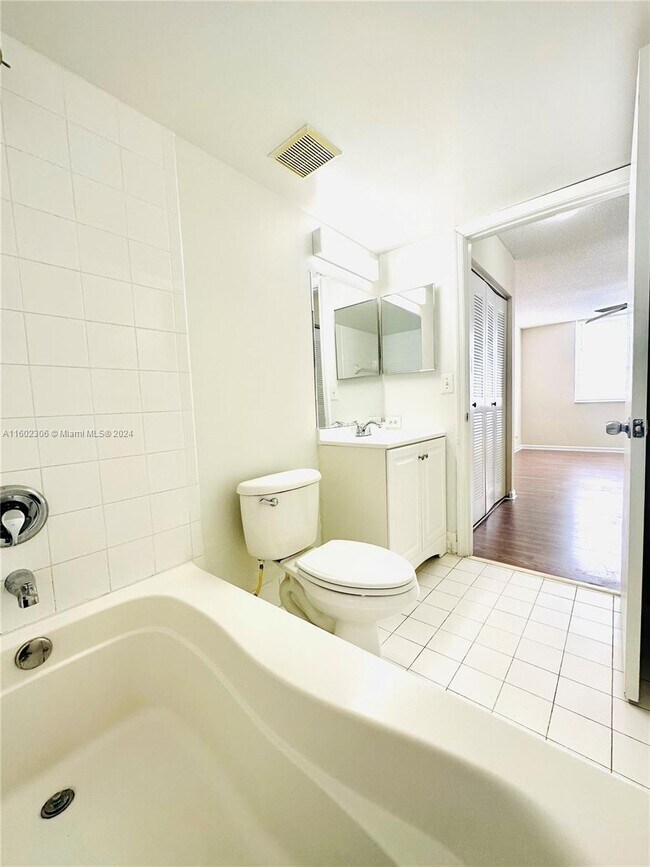 Foto del edificio - 2153 Renaissance Blvd