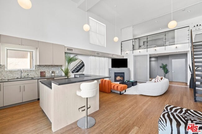 Foto del edificio - 7062 Hawthorn Ave