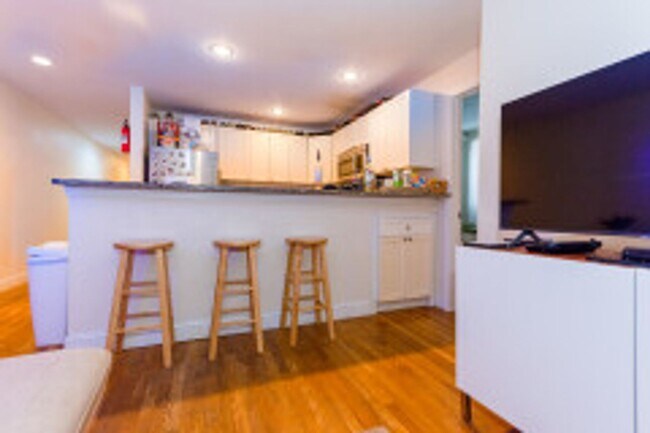 Building Photo - 56 Egmont St