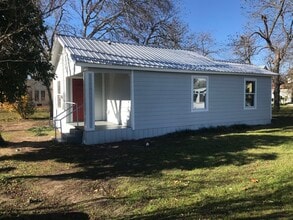 Building Photo - 406 W Tyson Ave