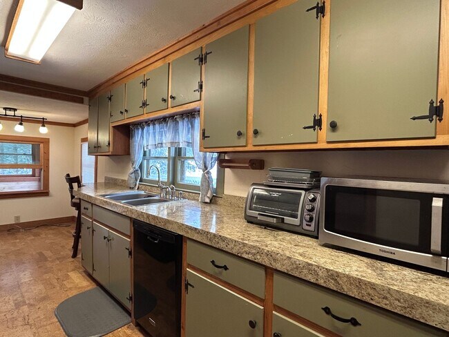 Foto del edificio - Creekside Cottage Living with Bonus Studio Space