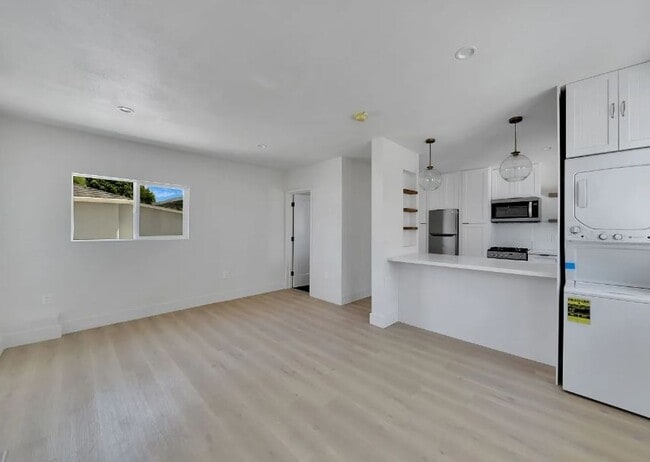 Interior Photo - 2224 Oak St
