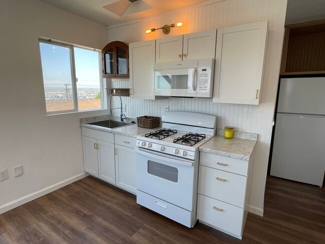 Building Photo - Remodeled 1BD in Mission Hills with Views of the San Diego Bay, Onsite Laundry, and Lots of Natur...