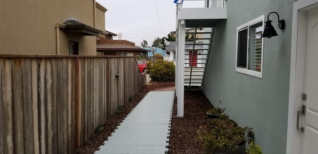 Building Photo - Close 2 Beach-> Update 3 bedroom/ 2 Bath