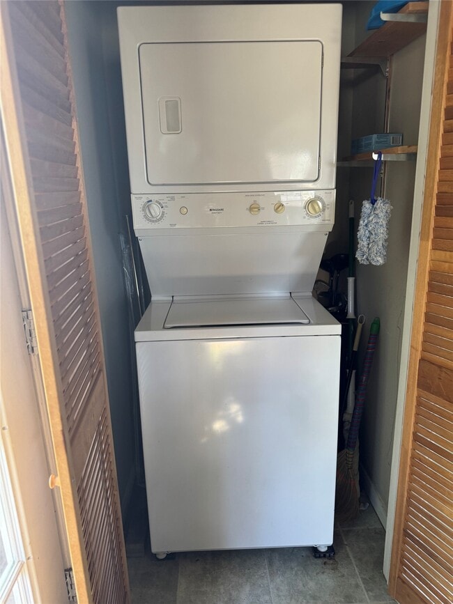 Building Photo - 3934 Fernwood Dr