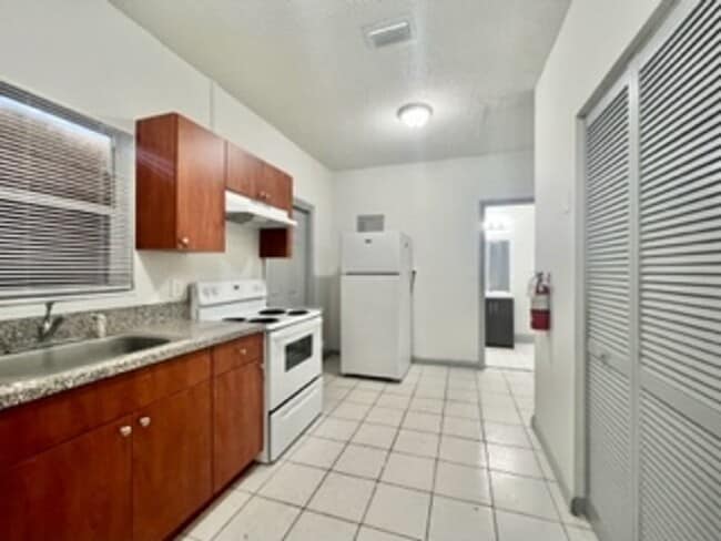 Building Photo - Three Bedroom Single Family Home with Private Fenced Yard