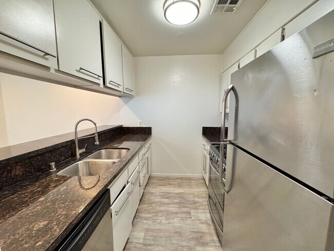 Foto del edificio - 3715 S Canfield Ave