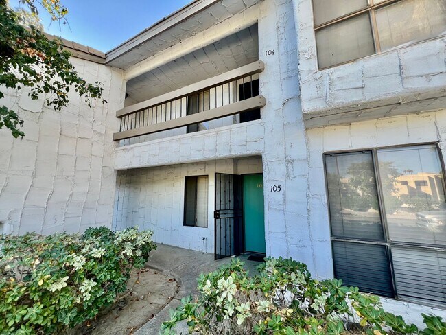 Foto del edificio - AVAILABLE NOW!! Recently Renovated 2 Bedroom 2 Bathroom Condo in Palm Springs!