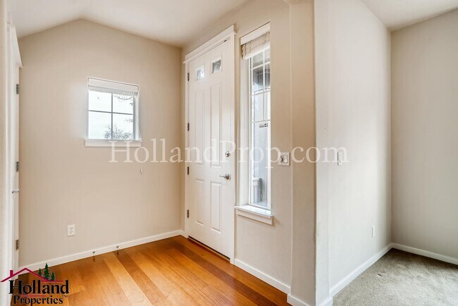 Building Photo - Beautiful 2 Bedroom 2.5 Bathroom Townhouse in Hillsboro!