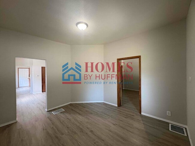 Building Photo - Two Bedroom House | Move in Ready